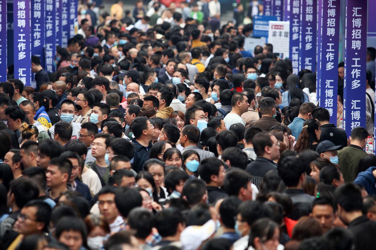 Due to economic downturn, Chinese people frantically rushing for cheaper food and lifestyle