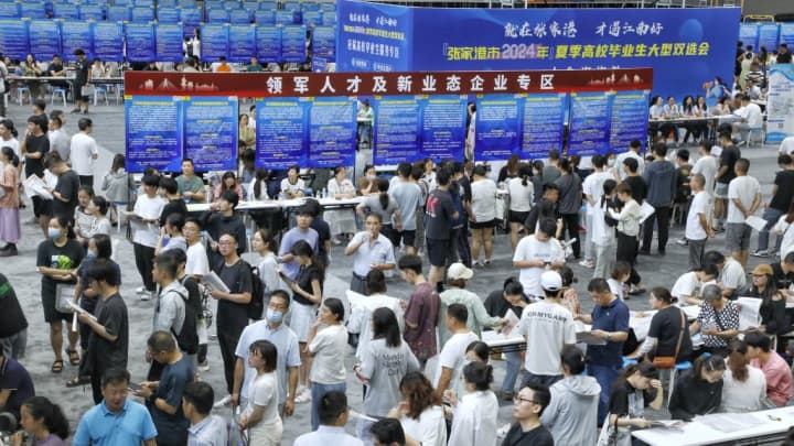 Fresh Chinese graduates battle job market; unemployment soars to 17.1 percent